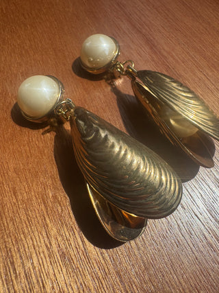 Vintage Clip on Earrings, Pearl Cabochon with Pearl Inside 2 Gold Shells