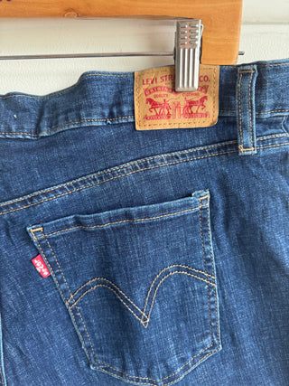 Levis Mid Length Shorts - Size 33